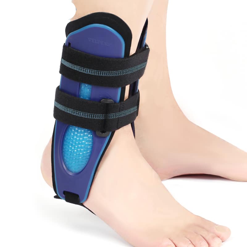 Piede nudo con protesi di caviglia in gel blu